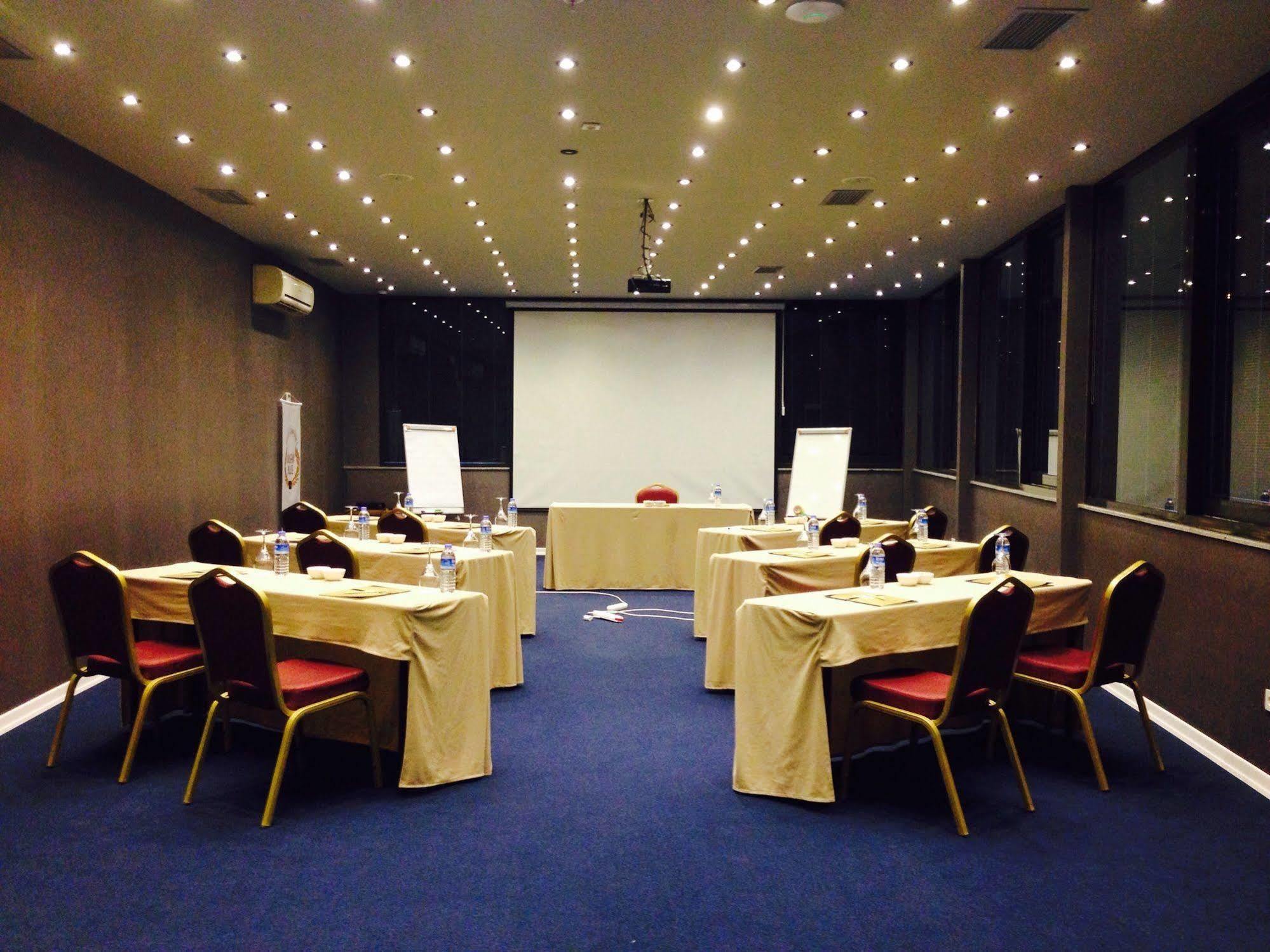 Atasehir Palace Hotel & Conference Estambul Exterior foto
